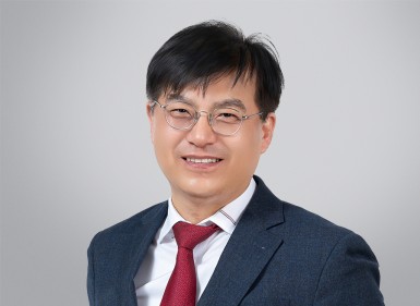 



	
		김승휘 변호사
	

	
		
			
				
					
					
						학력
						
							1988. 살레시오고등학교 졸업
							1997. 서울대학교 공법학 졸업
					
				

				
					
					
						경력
						
							제40회 사법시험 합격(1998년)
							사법연수원 제30기 수료(2001년)
							광주지방법원 예비판사(2001년)
							광주고등법원 예비판사(2002년)
							광주지방법원, 해남지원, 순천지원 판사(2003년)
							광주고등법원(2011년)
							광주지방법원, 목포지원 판사(2013년)
							창원지방법원 거창지원 지원장(2016년)
							광주지방법원 부장판사(2018년)
							법무법인 이우스 대표변호사(2021년)
							
					
				

				
				
			
		
			
